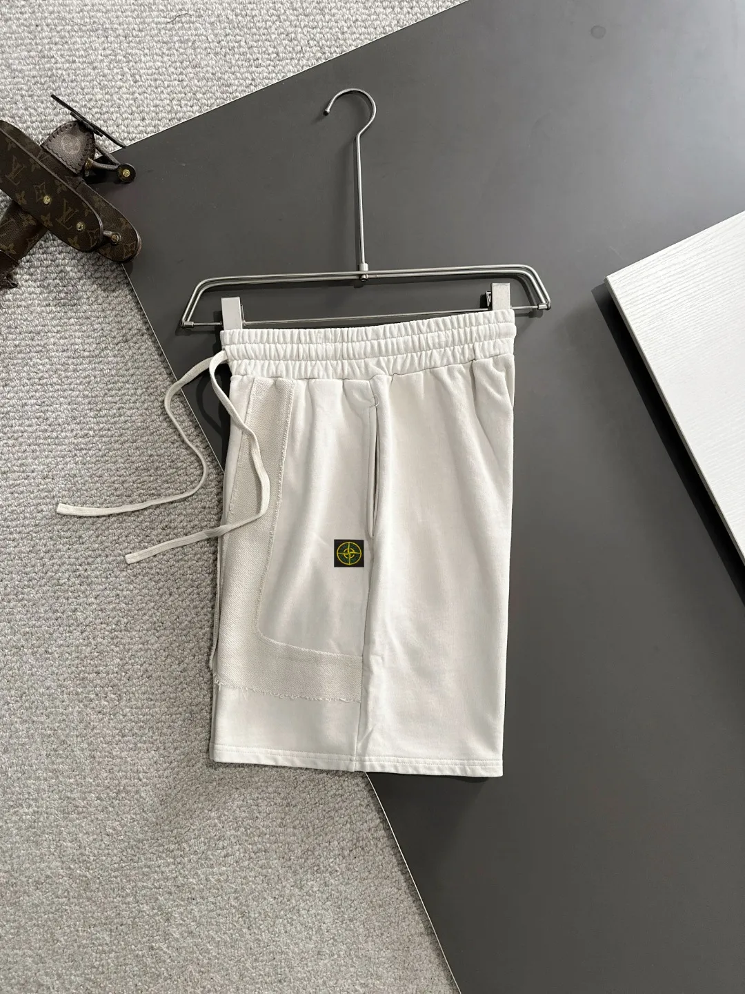 🅿️330 shipped next day, high-end goods, Stone Island 2025 spring and summer new elastic band casual heavy-duty washed loose shorts, made by imported machines from Italy, 1:1COPY with eyes closed. The hem of the trousers is hemmed with two needles, the stitching is fine and firm, and the custom-made fabrics are highly breathable and comfortable, with impeccable details. The brand element design concept reflects high quality. It feels delicate and soft! It presents a casual cut and the upper body shape is great! Size: S-XXL